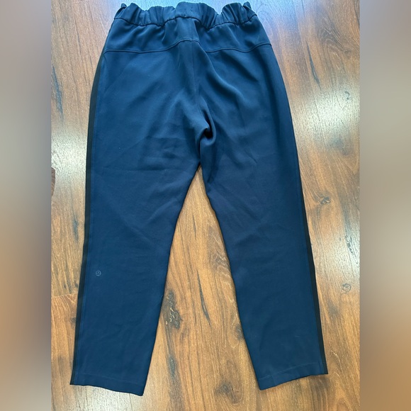 Lululemon On The Fly Full Length Pant
Woven True Navy Size 8 EUC - Picture 7 of 12